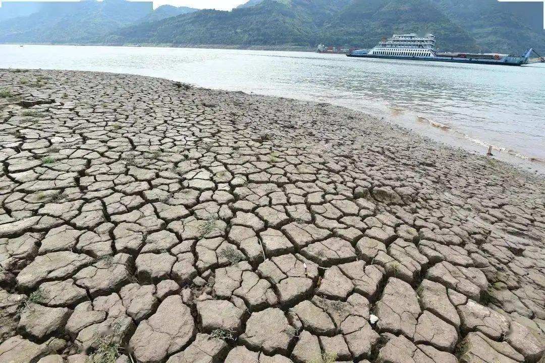 “三峡最新泄洪动态”