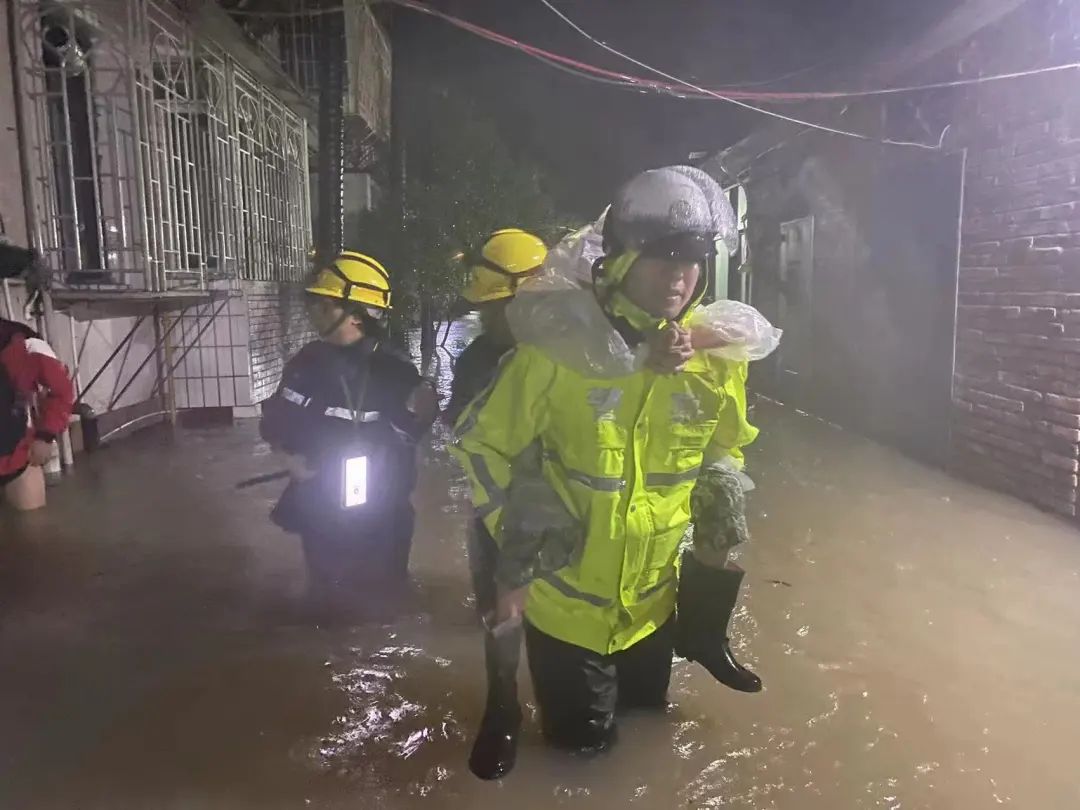 “台风19号最新动态，风雨同舟，共筑平安防线”